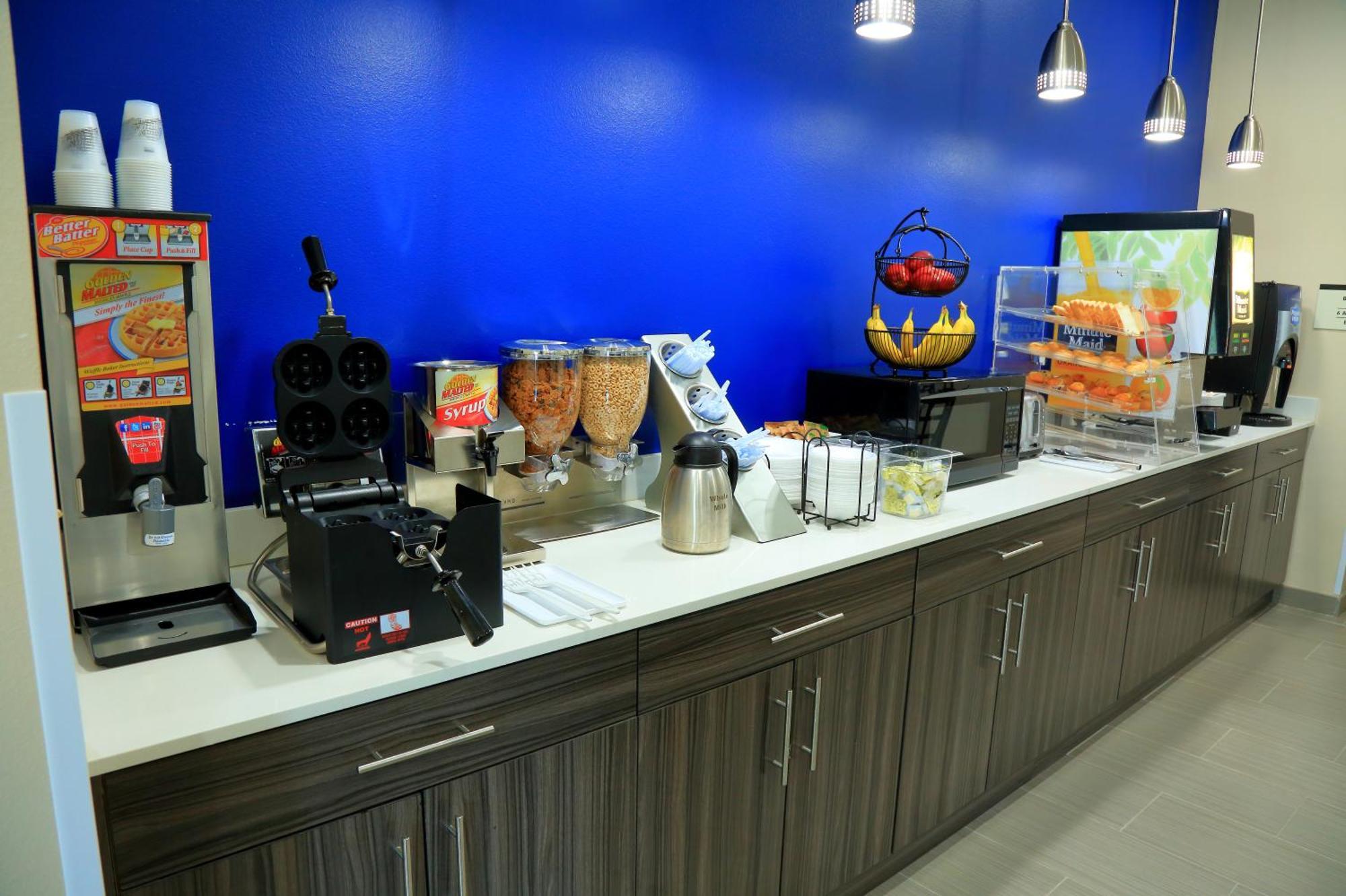 Americas Best Value Inn & Suites-Prairieville Екстериор снимка